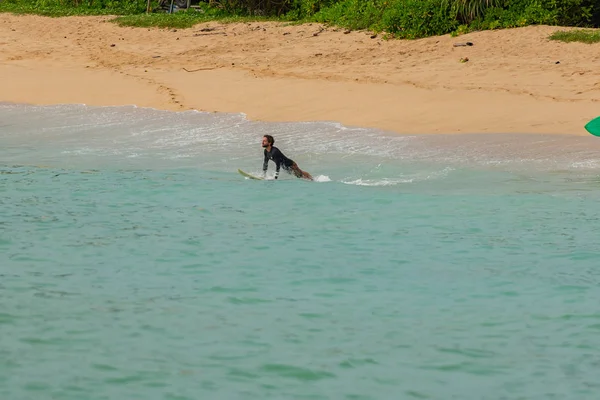 Midigama Srí Lanka 2019 Listopad Lidé Surfují Pláži Midigamě Srí — Stock fotografie