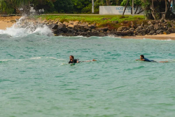 斯里兰卡米迪加马 2019年11月18日 在斯里兰卡米迪加马 人们在金色沙滩上冲浪 — 图库照片