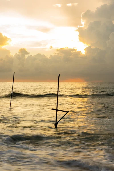 Viharos Naplemente Koggálában Srí Lankán Botokban Ahol Halászok Ülnek — Stock Fotó