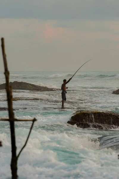 Hagyományos Srí Lanka Gólyalábú Halászok Sziluettjei Viharban Srí Lanka Koggálában — Stock Fotó