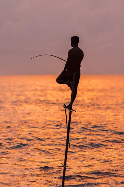 Silhuetter Traditionella Srilankesiska Stilt Fiskare Stormig Koggala Sri Lanka Stilfiske — Stockfoto