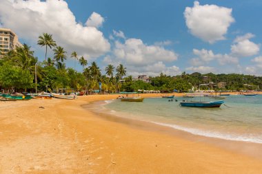 Unawatuna, Sri Lanka: 2019 Kasım 19: Sri Lanka 'daki güzel Unawatuna körfezinde sabah.