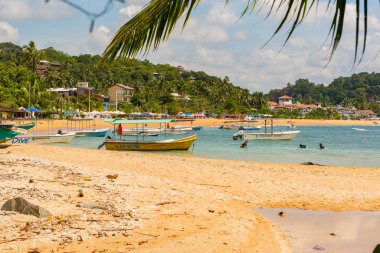 Unawatuna, Sri Lanka: 2019 Kasım 19: Sri Lanka 'daki güzel Unawatuna körfezinde sabah.