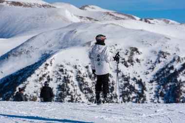 Grandvalira, Andorra: 28 Aralık 2019: İnsanlar Andorra 'daki Grandvalira Kayak İstasyonu' nda güneşli bir günde eğleniyor.