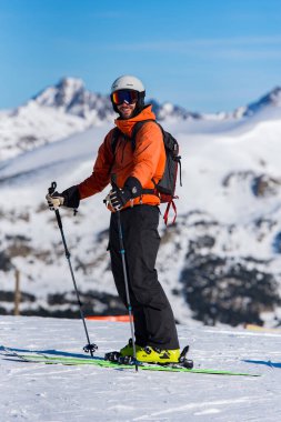 Grandvalira, Andorra: 28 Aralık 2019: İnsanlar Andorra 'daki Grandvalira Kayak İstasyonu' nda güneşli bir günde eğleniyor.