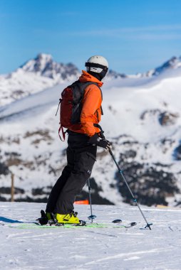 Grandvalira, Andorra: 28 Aralık 2019: İnsanlar Andorra 'daki Grandvalira Kayak İstasyonu' nda güneşli bir günde eğleniyor.