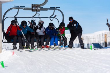 Grandvalira, Andorra: 28 Aralık 2019: İnsanlar Andorra 'daki Grandvalira Kayak İstasyonu' nda güneşli bir günde eğleniyor.