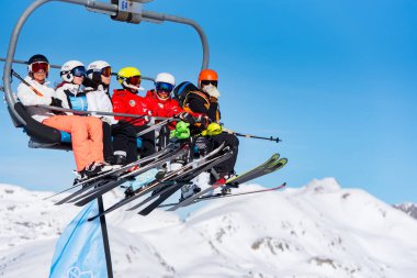 Grandvalira, Andorra: 28 Aralık 2019: İnsanlar Andorra 'daki Grandvalira Kayak İstasyonu' nda güneşli bir günde eğleniyor.