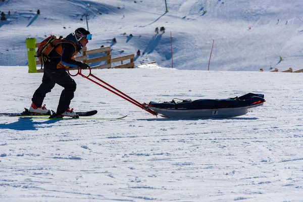 Grandvalira アンドラ 2019年12月28日 アンドラのGrandvaliraスキー場で晴れた日を楽しんでいる人 — ストック写真