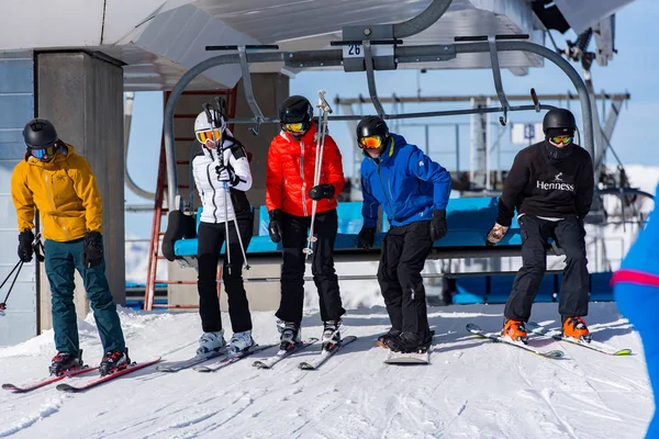 Grandvalira Andorra 2019 Diciembre Gente Divierte Día Soleado Estación Esquí —  Fotos de Stock