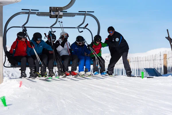 Grandvalira, Andorra: 28 Aralık 2019: İnsanlar Andorra 'daki Grandvalira Kayak İstasyonu' nda güneşli bir günde eğleniyor.