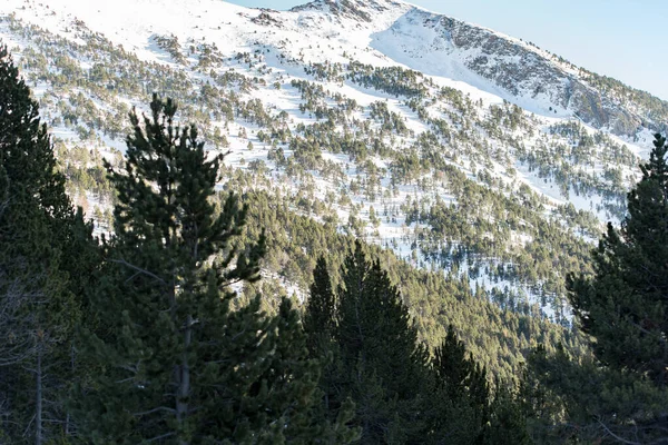 Paysage par une incroyable journée ensoleillée en hiver dans les Pyrénées en A — Photo