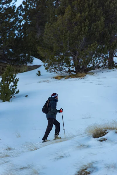 安道尔兰索尔 Dic 2019 在安道尔比利牛斯令人难以置信的阳光灿烂的冬季 年轻人在雪道上练习雪鞋 — 图库照片