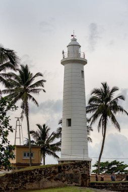 Galle Körfezi 'ndeki Galle Kalesi' ndeki deniz feneri Sri Lanka 'nın güneybatı kıyısında..