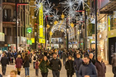 Andorra La Vella, Andorra: 22 Ağustos 2019: Comercial Street 'te Meritxell adında insanlar yürüyor. Andorra la Vella, Andorra