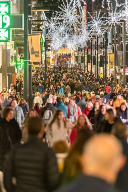 Andorra La Vella, Andorra: 22 Ağustos 2019: Comercial Street 'te Meritxell adında insanlar yürüyor. Andorra la Vella, Andorra