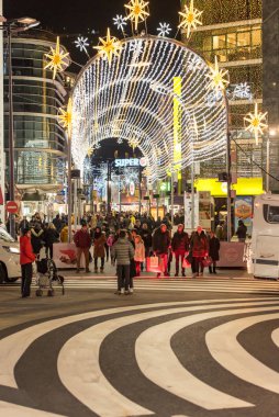 Andorra La Vella, Andorra: 22 Ağustos 2019: Comercial Street 'te Meritxell adında insanlar yürüyor. Andorra la Vella, Andorra