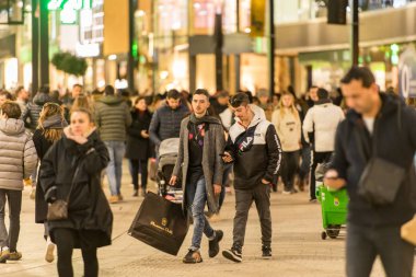Andorra La Vella, Andorra: 22 Ağustos 2019: Comercial Street 'te Meritxell adında insanlar yürüyor. Andorra la Vella, Andorra