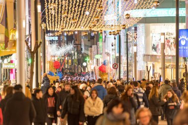 Andorra La Vella, Andorra: 30 Aralık 2019: Escaldes 'te Comercial Street' te Carlemany adında insanlar yürüyor. Andorra la Vella, Andorra