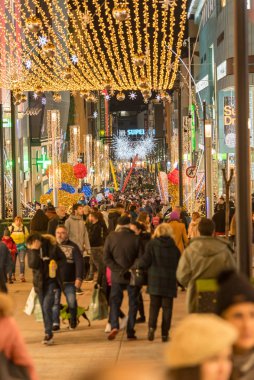 Andorra La Vella, Andorra: 30 Aralık 2019: Escaldes 'te Comercial Street' te Carlemany adında insanlar yürüyor. Andorra la Vella, Andorra
