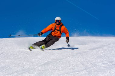 Grandvalira, Andorra: 28 Aralık 2019: Dağlarda kayakçı, Grandvalira, Andorra 'da piste ve güneşli bir güne hazırlanıyor