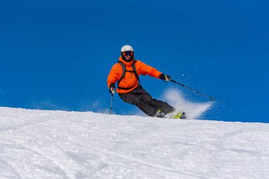 Grandvalira, Andorra: 28 Aralık 2019: Dağlarda kayakçı, Pr