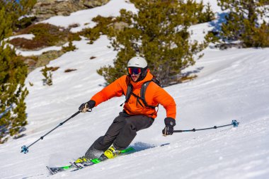 Grandvalira, Andorra: 28 Aralık 2019: Dağlarda kayakçı, Grandvalira, Andorra 'da piste ve güneşli bir güne hazırlanıyor