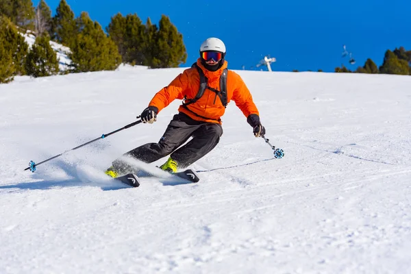 Grandvalira, Andorra: 28 Aralık 2019: Dağlarda kayakçı, Grandvalira, Andorra 'da piste ve güneşli bir güne hazırlanıyor