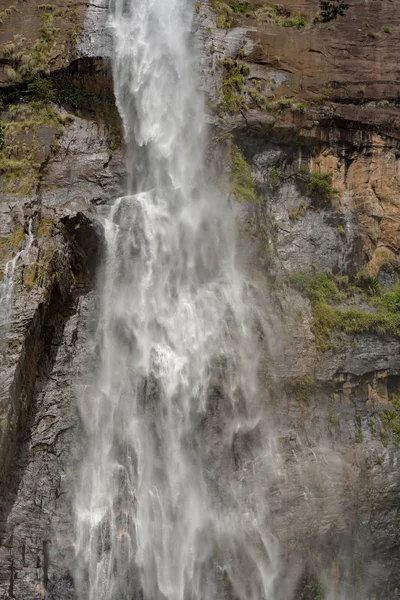 Zonnige Dag Tropische Waterval Van Bergklif Naar Jungle Serene Landschap — Stockfoto