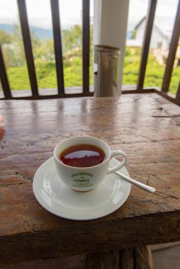 Haputale, Sri Lanka - 23 Kasım 2019: Haputale yakınlarındaki çay çiftliğinde çay ve kek testi. Sri Lanka.