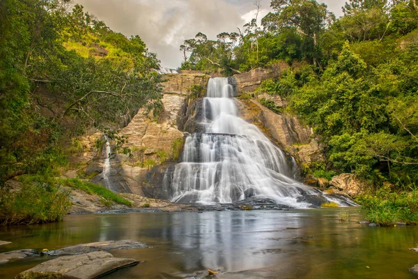 Jonge Vrouw Een Zonnige Dag Tropische Waterval Van Bergklif Naar — Stockfoto