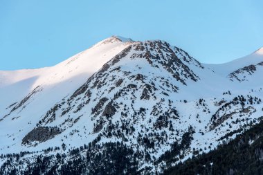 Andorra dağlarında gün batımının görüntüsü. Bordes de l Armiana.