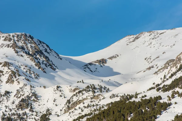 Uitzicht op een zonsondergang in de bergen van Andorra. Bordes de l 'Armia — Stockfoto