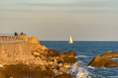 Passeig Molinet in Estartit, Girona, İspanya 'nın Panoramik görünümünde güneşli bir gün.