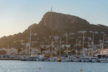 L Estartit, Girona, İspanya: 2020 Şubat 06: Estartit limanının panoramik manzarasında güneşli bir gün.