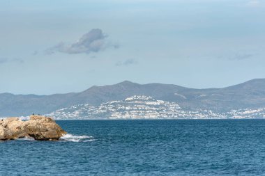 L Estartit, Girona, İspanya: 2020 Şubat 06: Estartit, Girona, İspanya Panoramik Görünümü 'nde güneşli bir gün.