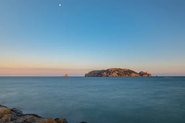 İspanya 'nın başkenti Girona' nın Panoramik Manzarası 'nda güneşli bir günde L' Estartit (İspanya) yakınlarındaki Illes Hastanesi 'nin Doğal Rezervi.