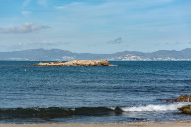 Empurie harabelerinin arkasındaki La Escala 'daki Platja de Les Muscleres.