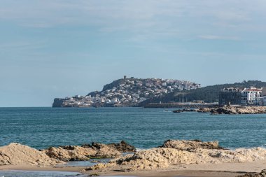 La Escala 'daki Platja de Les Muscleres İşsizlik harabelerinin arkasında, Giron, Katalonya, İspanya.