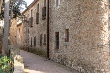 Sant Marti D Empries, Girona, İspanya: 2020 Şubat: Güneşli bir gün Eski Şehir Sant Marti De Ampuries, Girona, İspanya