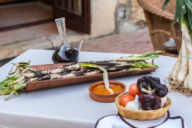 Romesco sosuyla servis edilen kızarmış Calcots soğanı geleneksel Katalan kış yemeği..