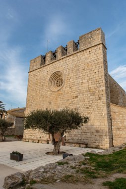 Sant Marti De Ampuries, Girona, İspanya: 2020 Şubat 08: Sant Marti De Ampuriesch Kilisesi 'nin Güneşli Günü Sant Marti De Ampuries, Girona, İspanya