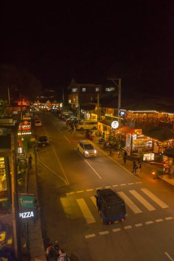 Ella, Sri Lanka - Kasım 18 2020 Ella, Sri Lanka 'da ana cadde. Sokakta turist yürüyüşü.