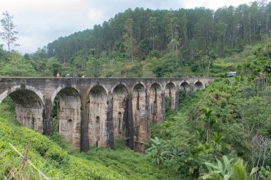 Dokuz Kemerli Köprü 'deki İnsanlar, Sri Lanka