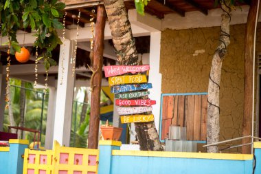 Tangalle, Sri Lanka: 2020 Kasım 25: Tangalle, Sri Lanka sahilindeki Sunset Restoranı.