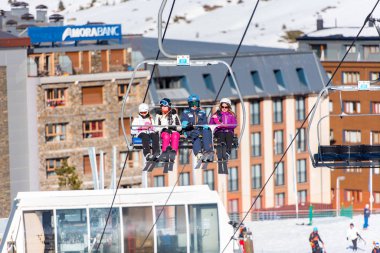 Pas de la Casa, Andorra: 18 Şubat: Pas de la Casa, Andorra 'daki popüler kayak merkezinde güneşli bir gün