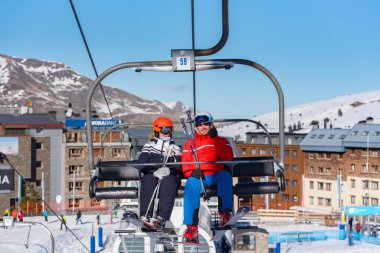 Pas de la Casa, Andorra: 18 Şubat: Pas de la Casa, Andorra 'daki popüler kayak merkezinde güneşli bir gün
