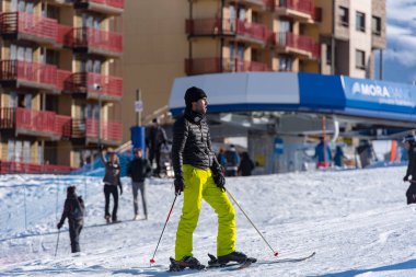 Pas de la Casa, Andorra: 18 Şubat: Pas de la Casa, Andorra 'daki popüler kayak merkezinde güneşli bir gün