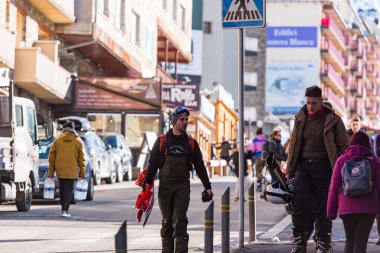 Pas De La Casa, kamp. Andorra: 18 Şubat: Pas De La Casa, Andorra 'da Popüler Kayak Merkezinde Güneşli Gün