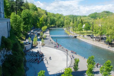 Lourdes, Fransa: River in The Mactuary of Our Lady of Lourdes Avrupa 'nın en büyük hac merkezlerinden biridir.
